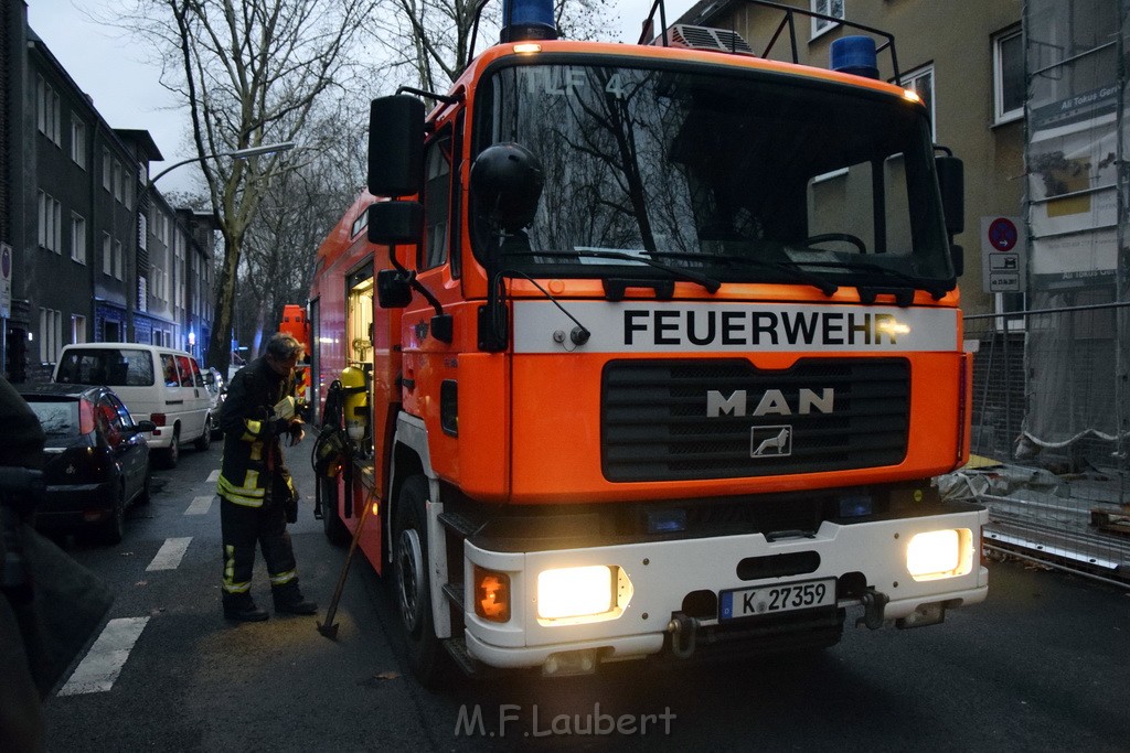 Feuer 2 Y durch Weihnachtsbaum  Koeln Ehrenfeld Alpenerstr P08.JPG - Miklos Laubert